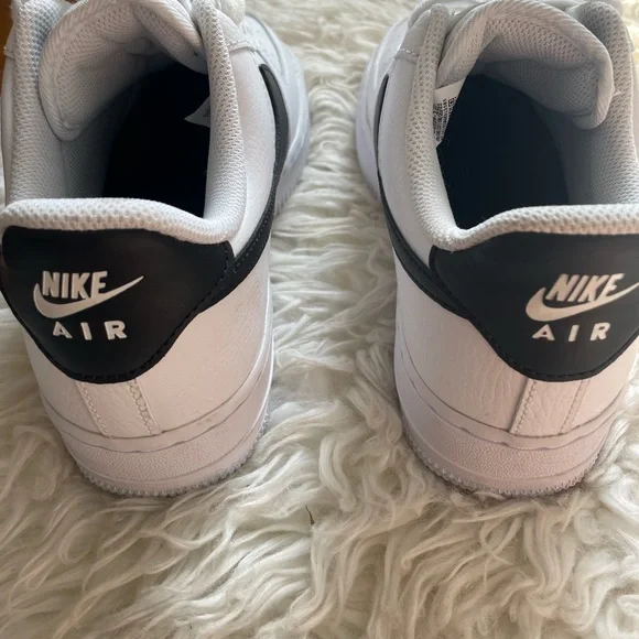 Nike White and Black Sneakers Classic Style - Picture 4 of 7